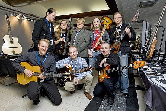 Peter Brosens (oik.) seurasi Liselore-tyttärensä kanssa sunnuntaina Brysselissä, kun muusikko Tom Gardiner (vas.) ja soitinrakentajat Sampo Leppävuori ja Tomi Korkalainen esittelivät suomalaiskitaroita Brosella-messuilla.