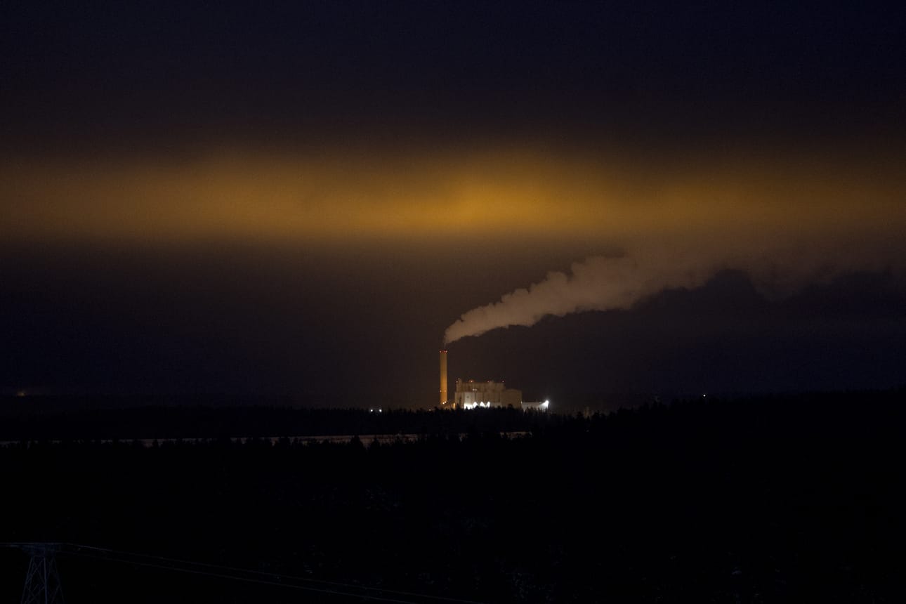 Valosaasteen heijastuminen pilvistä valaisee Seinäjoen yötaivaan.