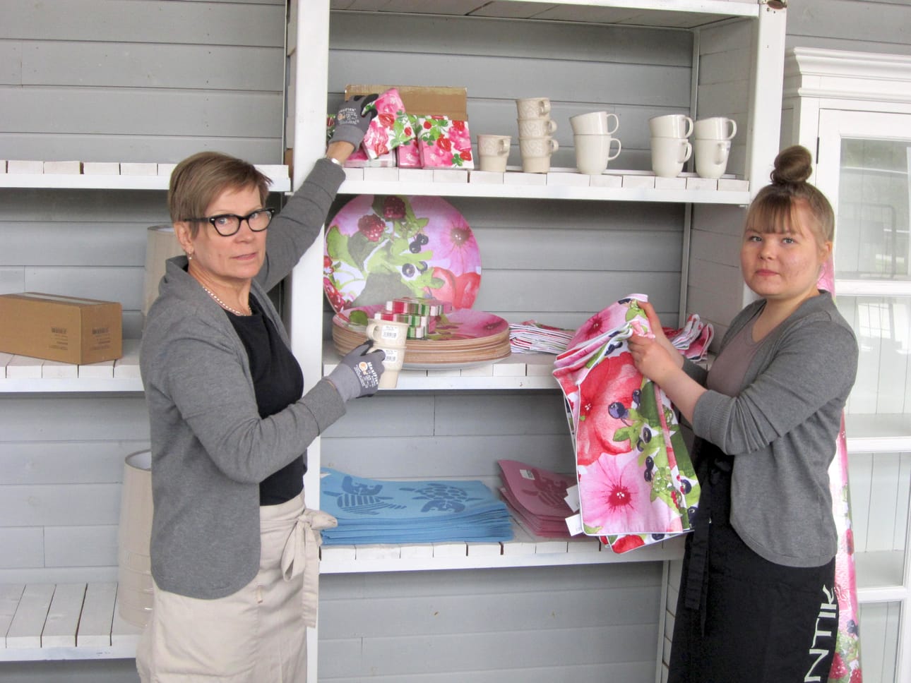 Kesätoria keskiviikkona kuntoon laittaneet myymäläpäällikkö Leila Hautajärvi (vas.) ja kesätyöntekijänä aloittanut Johanna Hämeenniemi odottavat Pentik-mäelle vilkasta kesää.