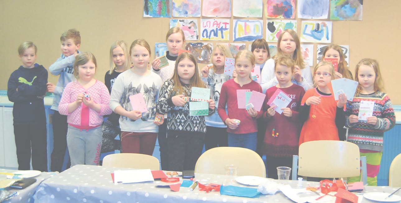 KUVATEKSTI DSC_2406: Veeran käsissä syntyi nämä kauniit siniset korvakorut.