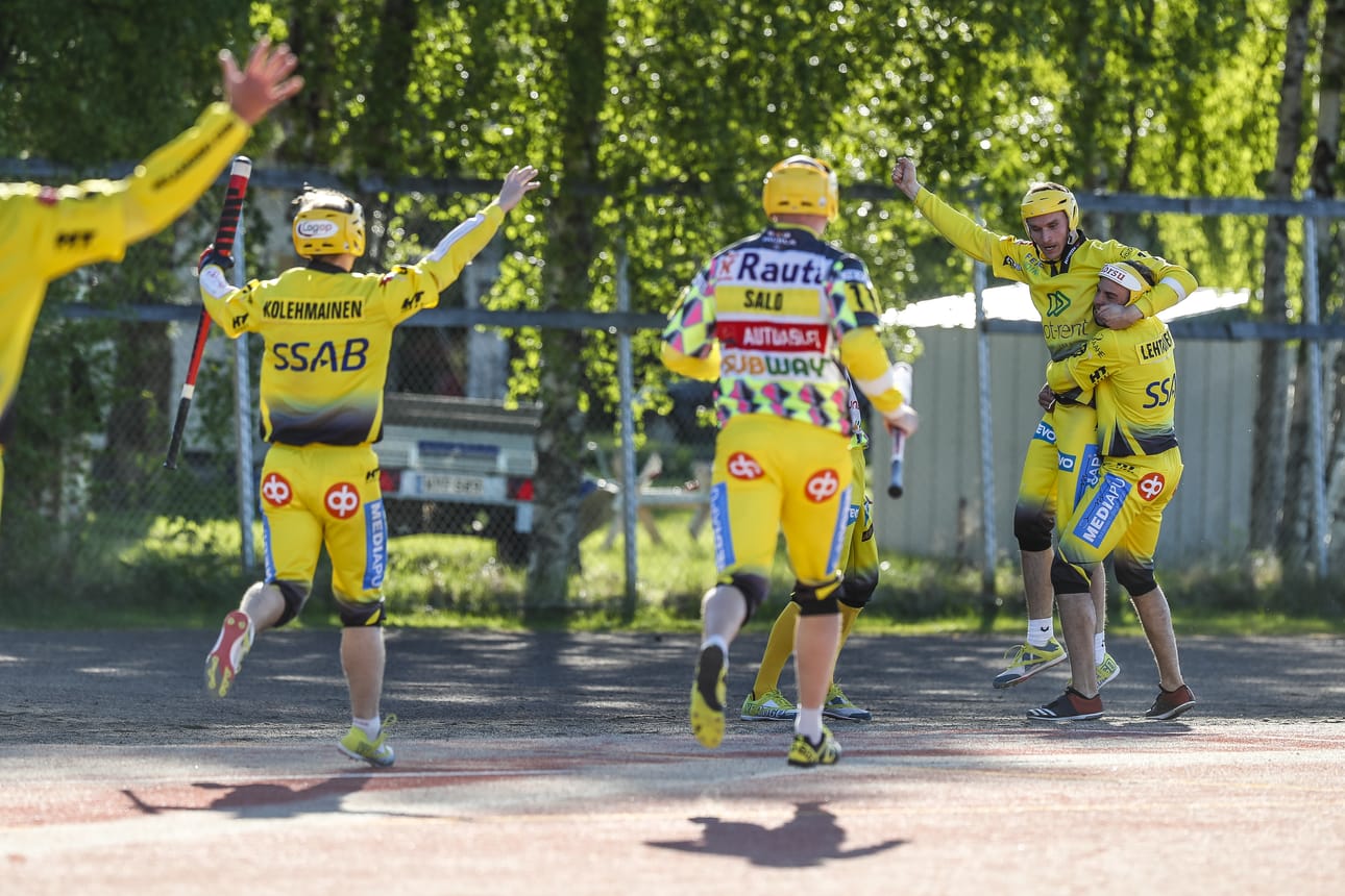 Teemu Juntunen löi avausjaksolla kunnarin tyhjään kenttään. Pallo meni kolmospuolen parkkipaikalle asti.