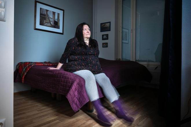Tarja Nylanderia vaivaa erityisesti alavartalon vasen puoli. Jaloissa vilisevät muurahaiset kulkevat lonkkaan asti. Lääke tuo helpotusta, mutta ei poista vaivaa kokonaan. KUVA: Timo Marttila