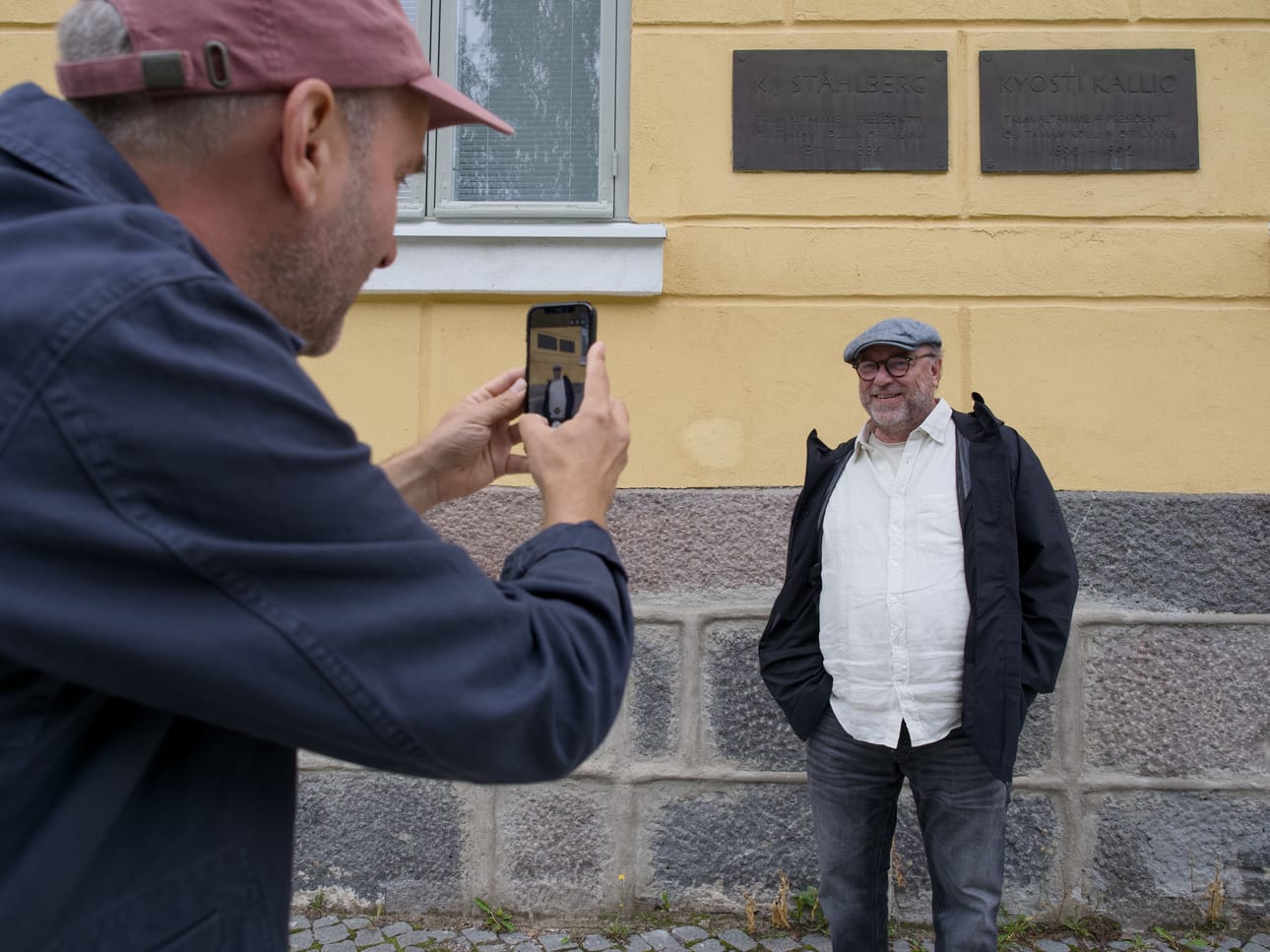 Samuli Valkama ja Pertti Sveholm halusivat ikuistaa K.J. Ståhlbergin muistolaatan Oulun Lyseon lukion seinässä.