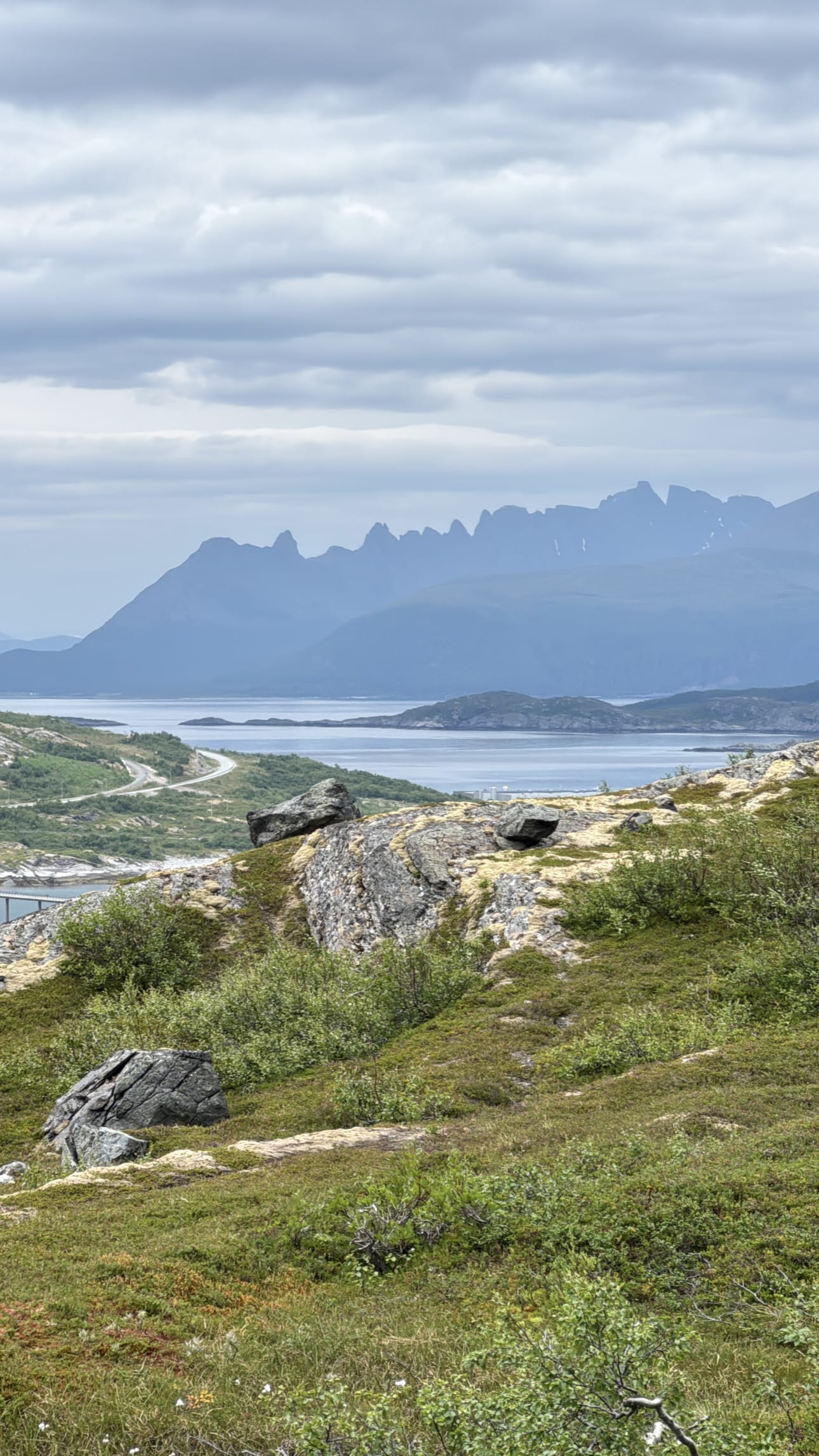 Sahalaitainen Stortindenin harjanne on kuin Taru sormusten herrasta -tarinan Mordor. Sitä pääsee ihmettelemään myös Kieruan kalastajakylän reiteiltä.