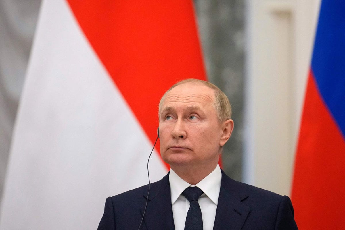 Venäjän presidentin Vladimir Putinin julkisia esiintymisiä ja olemusta on tarkkailtu suurennuslasin kera, ja turvonneista kasvoista ja nykivistä tai tärisevistä raajoista on tehty johtopäätöksiä ja diagnooseja. Kuva torstailta. LEHTIKUVA/AFP