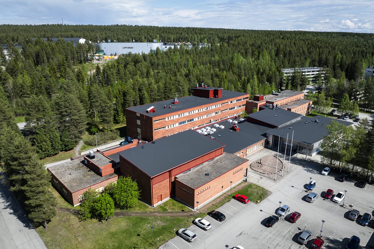 Rovaniemen uusi monitoimihalli saatetaan rakentaa Porokadulla sijaitsevalle tontille. Sopivaa tonttia on etsitty kaupungin kaavoituksen kanssa. Tontti olisi hallille tarpeeksi iso, mutta ensin tieltä pitää raivata pois kuvassa näkyvät Redun rakennukset. Taustalla näkyy Lappi Areena sekä Ounashallin kattoa.
