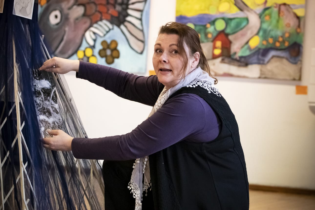 ArsLiminka-yhdistyksen puheenjohtaja Carina Eklund asettelassa teoksia Vilho Lampi -museon näyttelyyn.