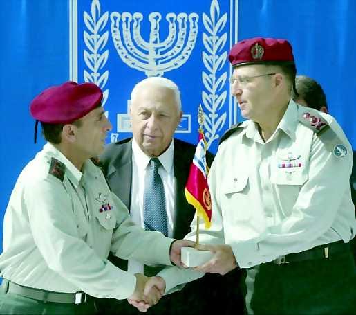Komentajaksi. Pääministeri Ariel Sharon (kesk.) ja entinen komentaja Shaul Mofaz (vas.) onnittelevat uutta komentajaa Moshe "Boogie" Yahalonia.