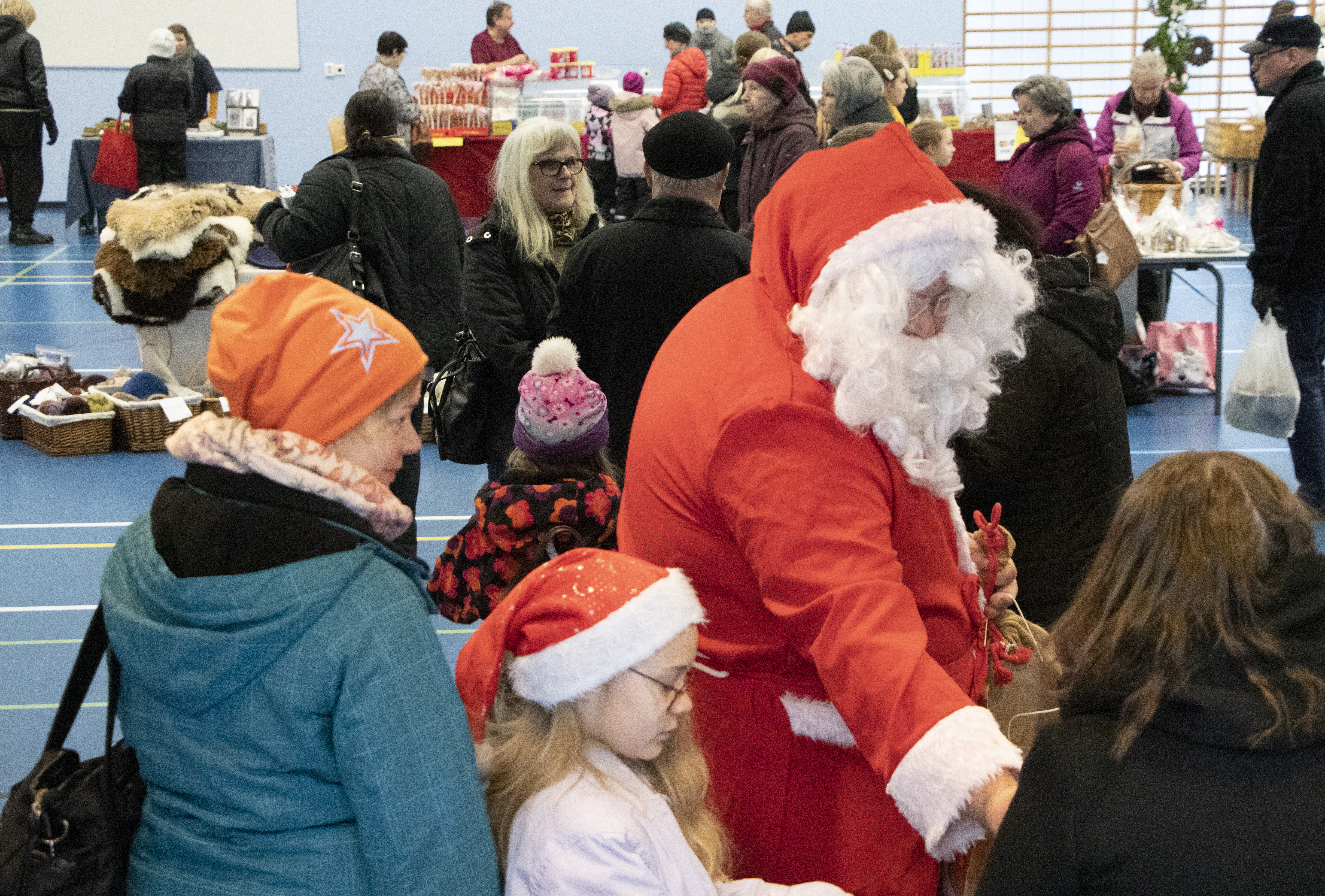 Joulupukki toi pientä sähinää markkinatapahtumaan, kun lapset ja lapsenmielisillä oli hänelle asiaa. Joulupukki antoi karkkeja myös aikuisille. 
