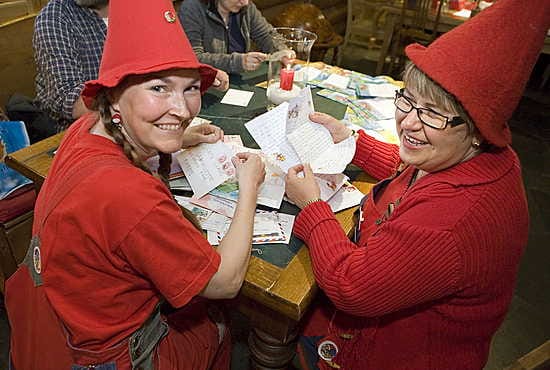 Joulupukki on saanut noin 750 000 kirjettä. Riitta-tonttu ja päätonttu Taina Ollila ovat auttaneet pukkia kirjeiden avaamisessa.