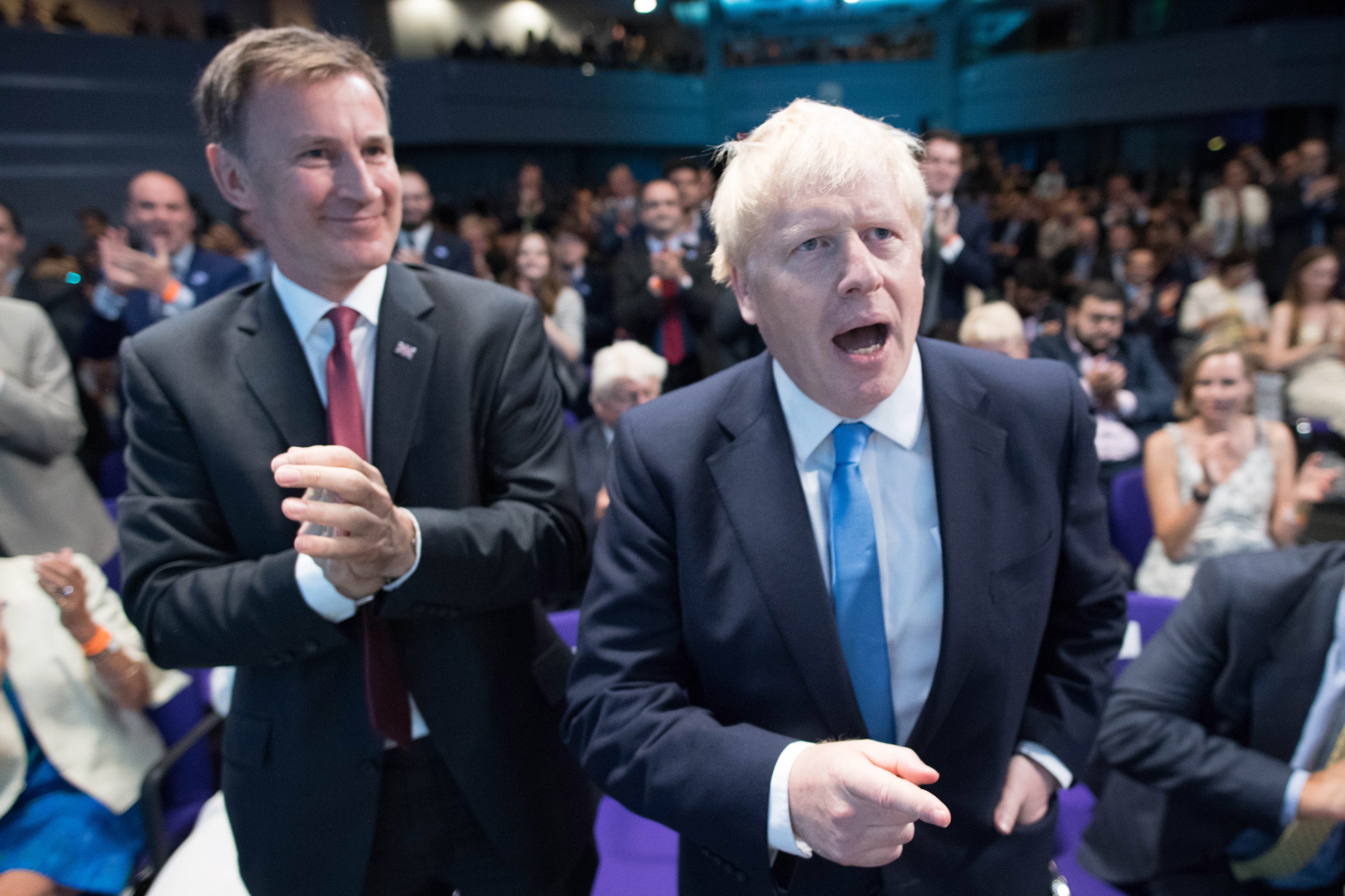 Boris Johnson (oik) valittiin tiistaina pääministeriksi. Hän voitti äänestyksessä Jeremy Huntin (vas). Johnson aloitti pääministerinä keskiviikkona.