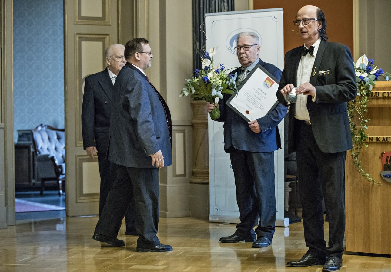 Veikko Juntunen oli estynyt saapumasta Etta-juhlaan. Hänen puolestaan kunniakirjan ja epoletin otti vastaan muusikkoystävä Pertti Haipola. Tunnukset jakoi Oulu-seuran puheenohtaja Mauno Heikkilä.