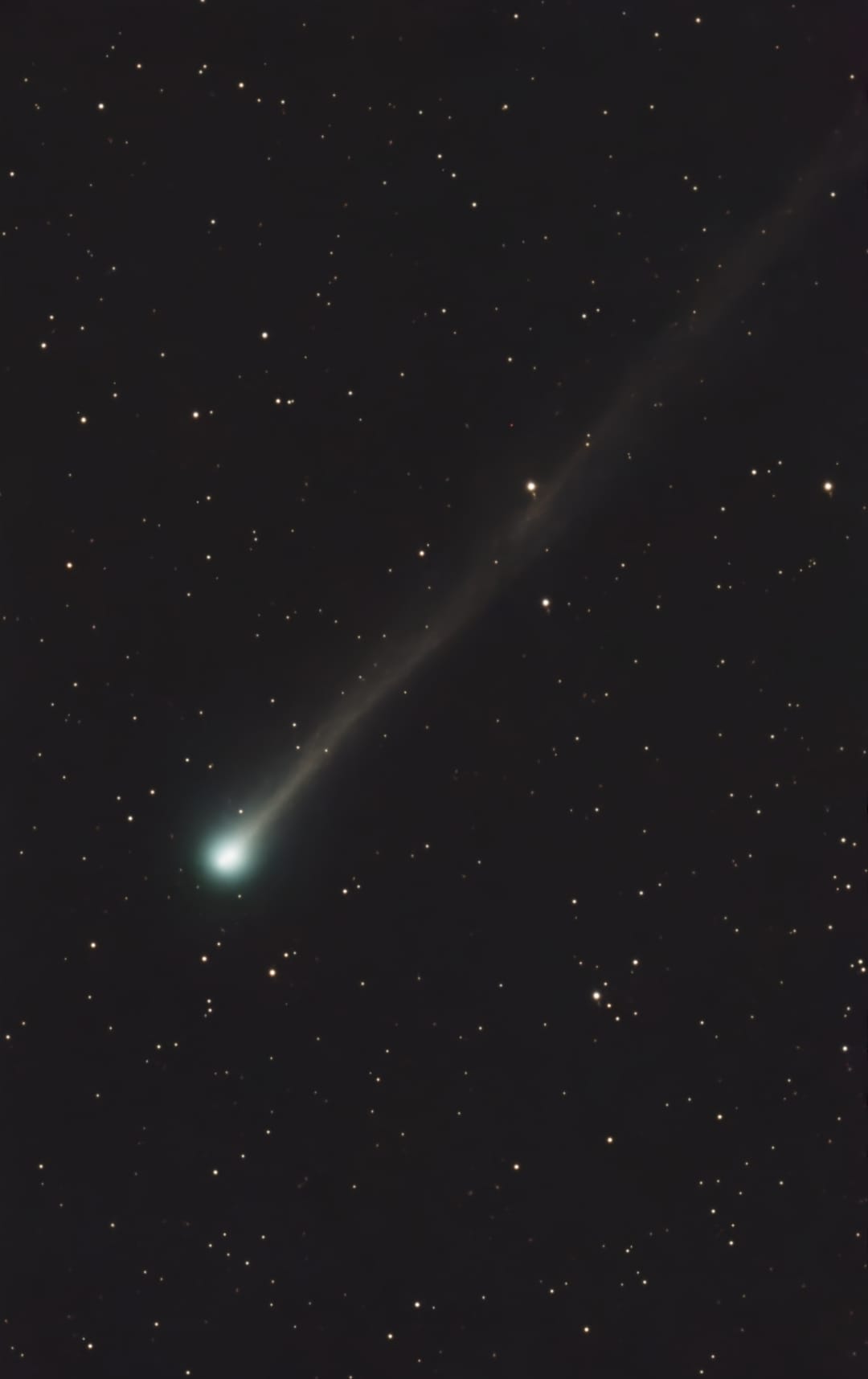 C/2025 R3 (PANSTARRS) kuvattuna Tervakoskella 8.4.2026. Kuvaa on valotettu 17 sekunnin ajan, eli komeetta ei näytä näin kirkkaalta paljain silmin.