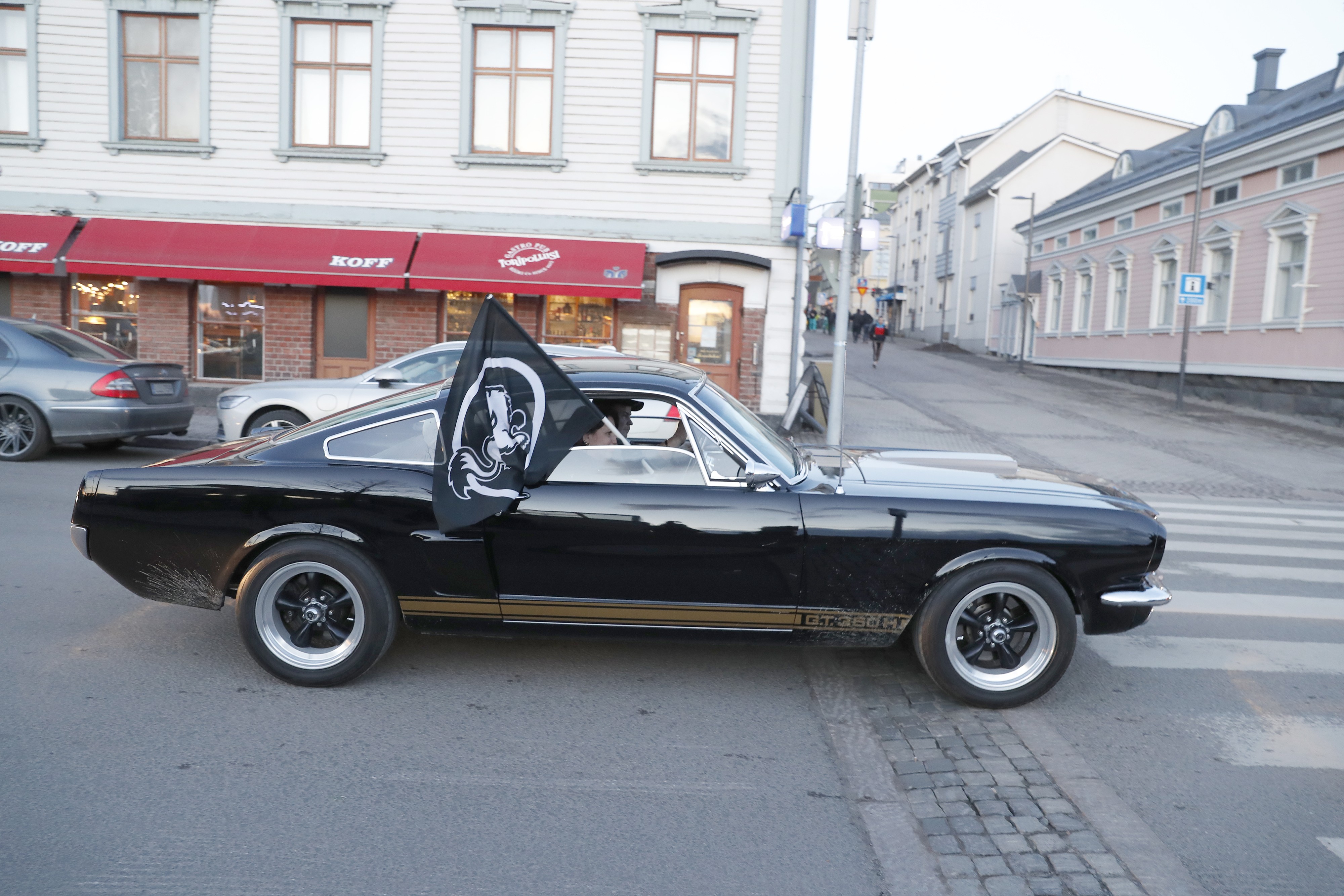 Kärppä-huiveja ja -lippuja liehutellaan autojen ikkunoista ja toria kiertävässä autoletkassa tööttäillään.