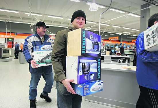 Ostosryntäys. Kodintekniikan kauppa käy tänä vuonna kovilla kierroksilla niin kuin Veikon Koneen avajaisissa Oulussa. Jarmo Ijäs (vas.) osti pölyimurin ja digiboxinja hänen poikansa Joni Ijäs hankki digib