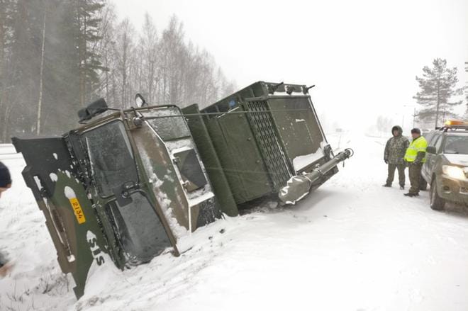 Armeijan ajoneuvo kaatui ojaan kolmostiellä Jalasjärvellä. KUVA: MATTI HAUTALAHTI