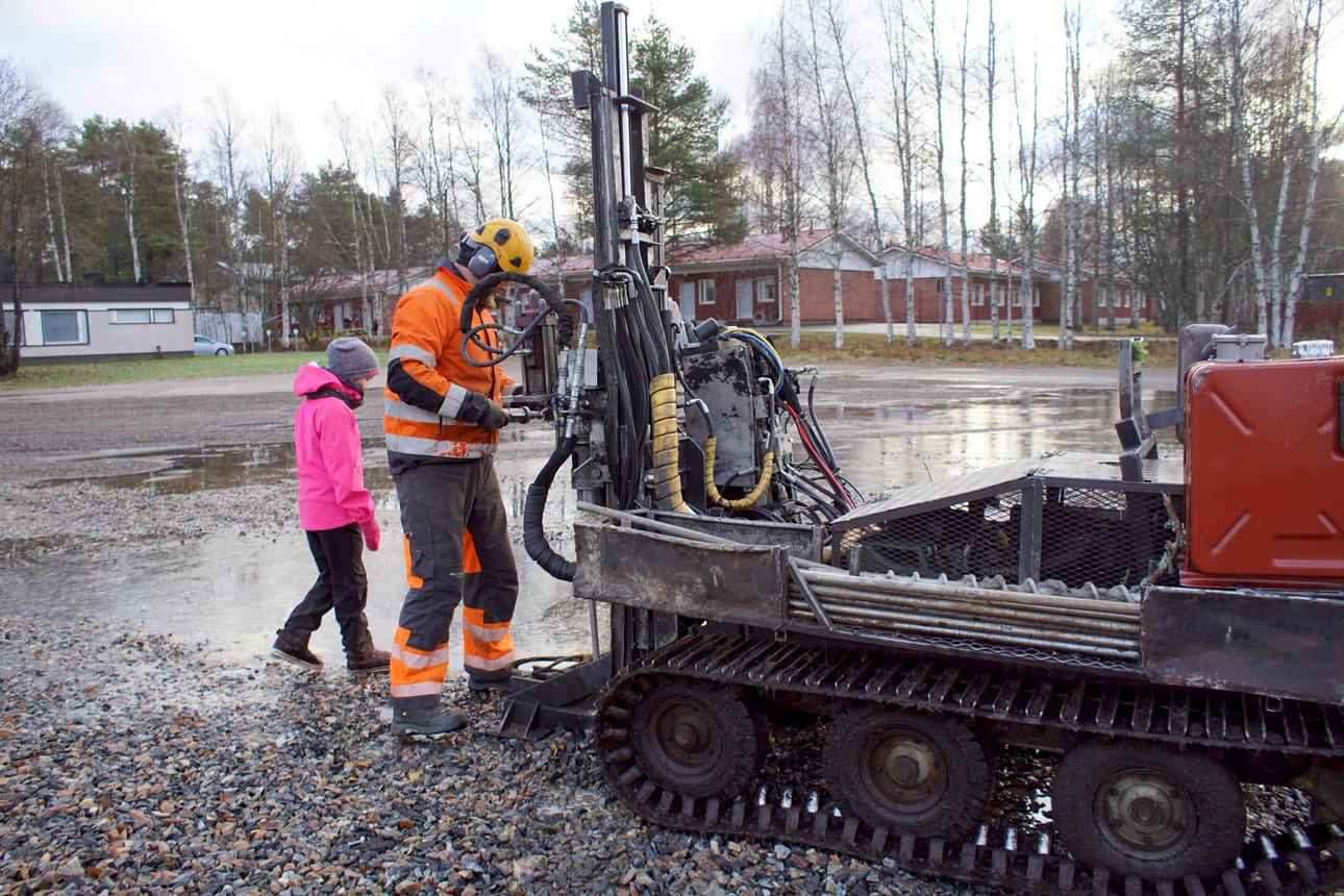 Maveplan Oy:n Antti ja Nea Korhonen suorittivat viime viikolla maaperätutkimuksia Hartsun tontilla, uuden päiväkodin perustuksia varten.