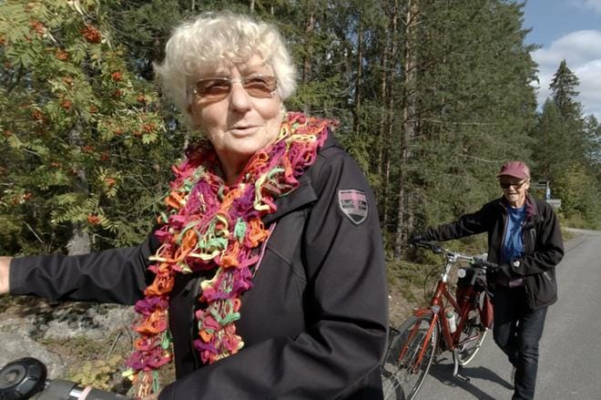 Eila Uitto ja Tuula Alho Seinäjoen sairaalanmäessä. KUVAT: JARI E. HAKALA