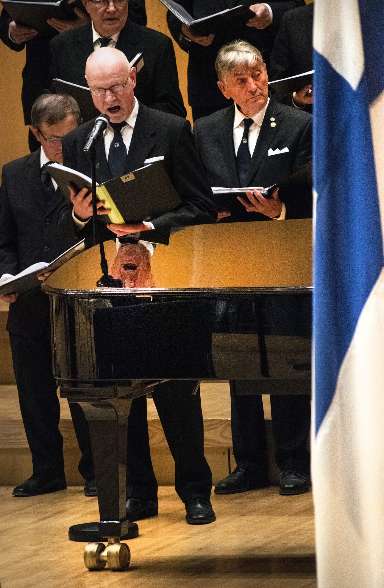 Antti Tiirola lauloi Veteraanin iltahuudon.