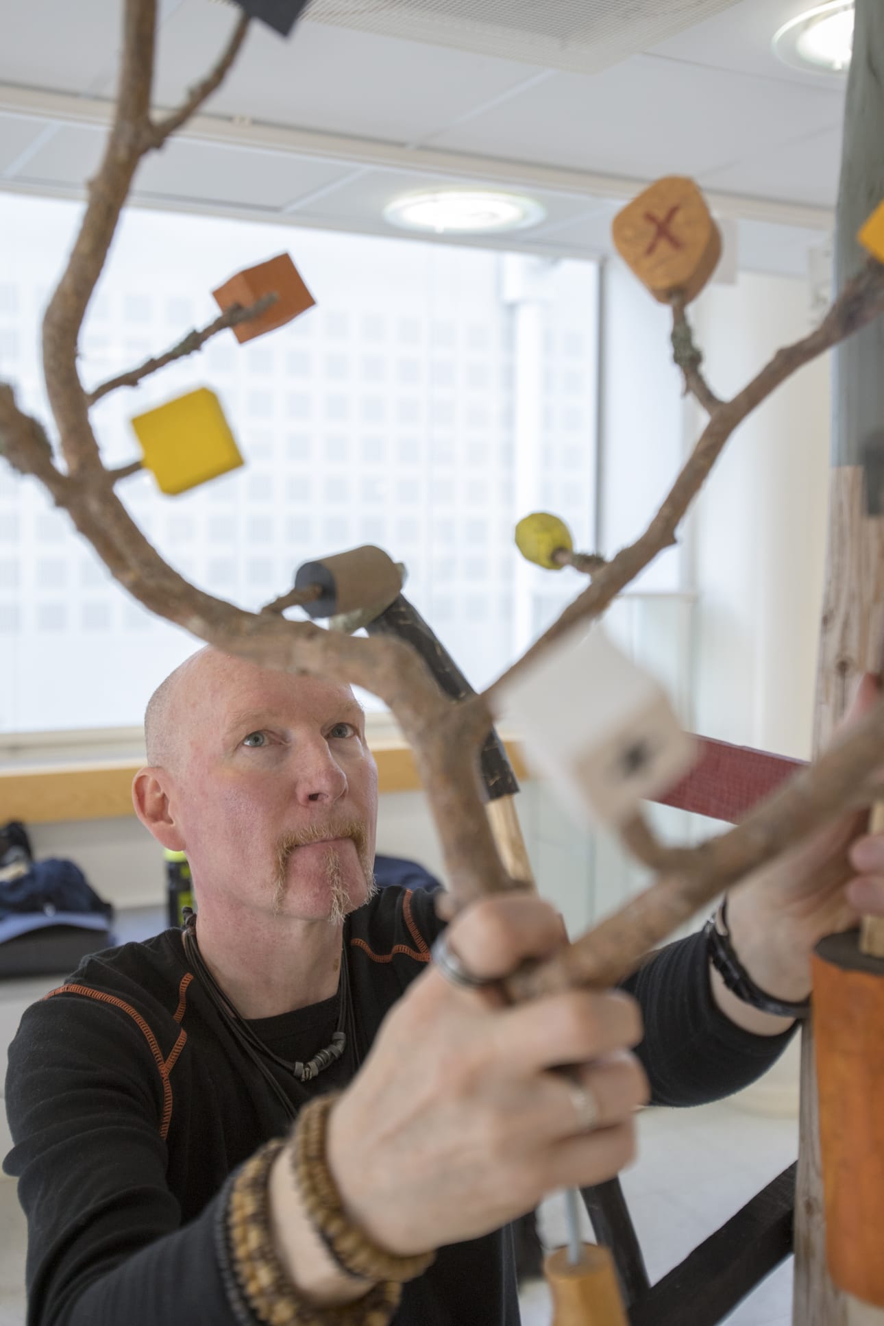 Kari Södö kokoaa veistoksensa pienistä palasista, joilla on jokaisella joku tehtävä. Sanat, numerot ja merkit ohjaavat katsojan mielikuvitusta. Pohjoinen löytyy joka ilmansuunnasta. –Se on mielentila.