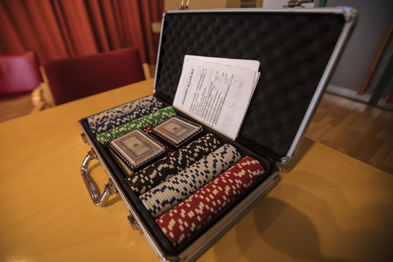 Pokerinpelaajien ydinporukka Purolassa koostuu sekä talonväestä että naapuritalojen asukkaista.