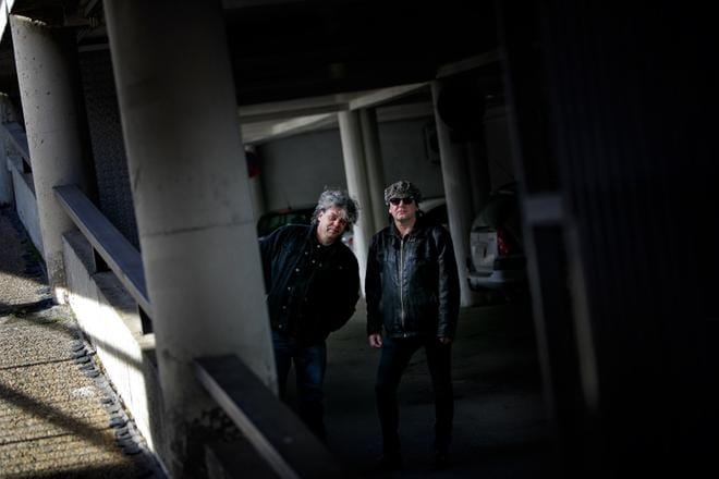 Juha Koski ja Raise Raiski muistavat edelleen päivän 5. marraskuuta vuonna 1993. Silloin Too Sophisticated soitti Seinäjoen Kestilässä ensimmäisen keikkansa. – Yhtyeen linja ei ollut vielä ihan selvillä, mutta meno oli kova, Raiski muistelee. Nykyään keikkoja on takana jo yli 500. KUVA: JAAKKO ELENIUS