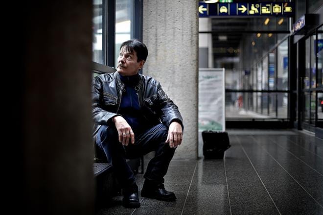 Tällä aseman patterilla Kontio lämmitteli öisin kymmenen vuotta sitten oltuaan edellisen kerran asunnoton. Nyt miehen pelasti vanha ystävä vuosikymmenten takaa. – Elämä on välillä laiffii, välillä ei, Kontio mukailee Matti Nykäsen laulun sanoja. KUVAT: TOMI KOSONEN