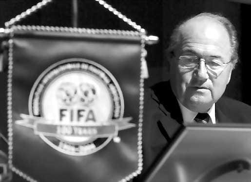 Puheenjohtaja tuohtui. Kansainvälisen jalkapalloliiton puheenjohtaja Sepp Blatter aikoo pyytää Englannin jalkapalloliitolta selvityksen David Beckhamin otettua itselleen tahallaan varoituksen MM-karsintaottelussa Walesia vastaan.