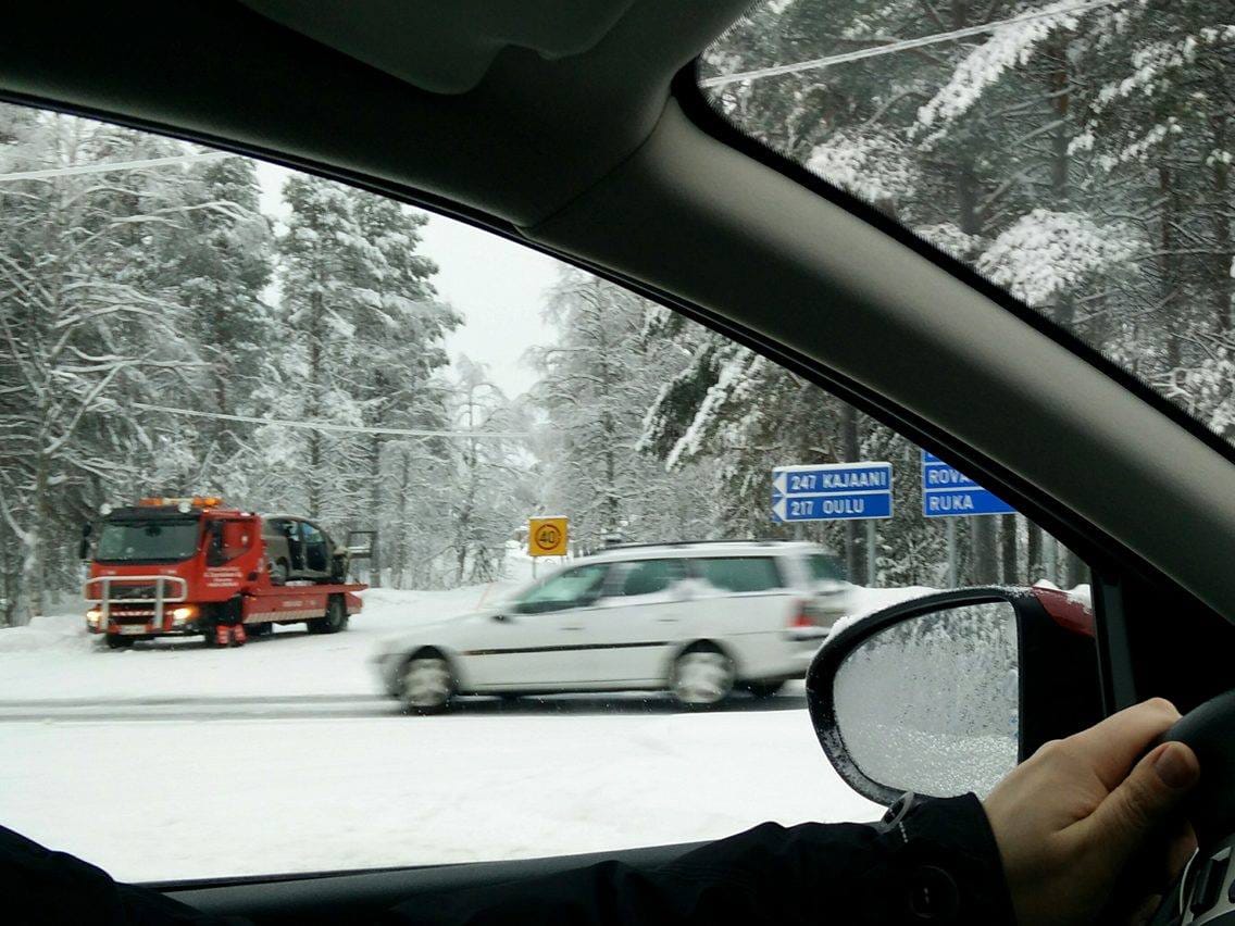 Hinausautoa tarvittiin kuljettamaan kolarissa vaurioitunut henkilöauto pois paikalta. Toinen osallinen oli tila-auto. Kuva: Vappu Jaakkola