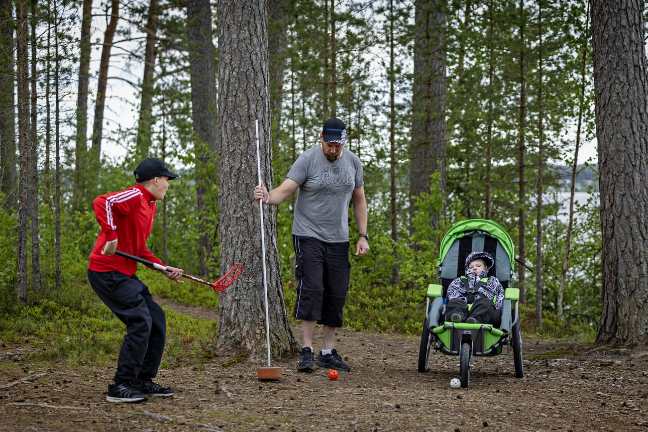 Metsägolf yhdisti Tuomas Ylikoskea (oikealla) sekä isä-Jannea ja isoveli-Teemua.