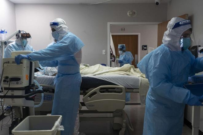 Yhdysvalloissa sairaalat ovat täyttymässä yli rajojensa koronapotilaiden vuoksi. Kuvassa koronapotilaita hoidetaan Houstonissa, Texasissa. Kuva: LEHTIKUVA / Getty Images / AFP Go Nakamura