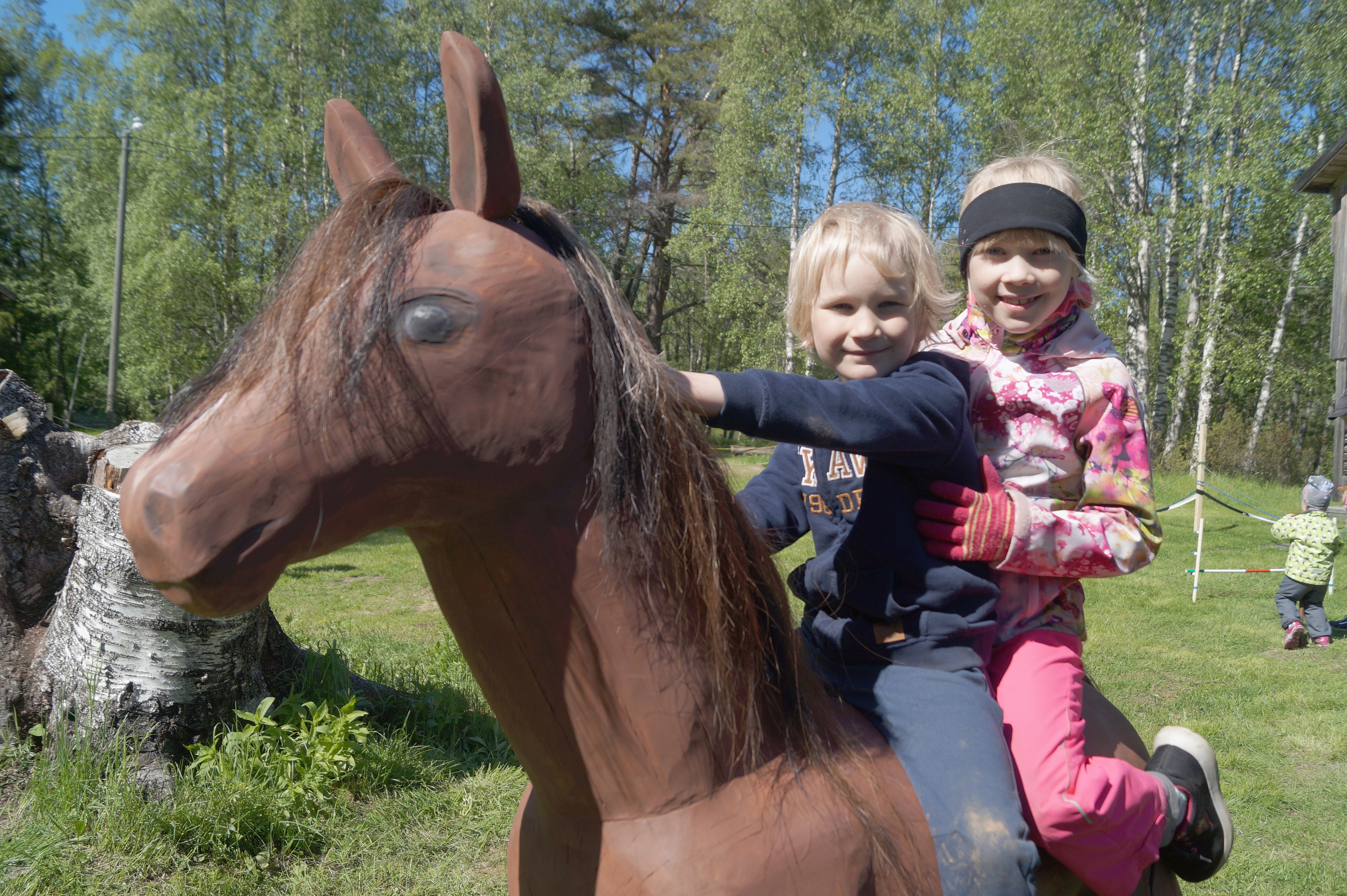 Sisarukset Joonas ja Sara Pahkasalo nimesivät lastenpihan uskollisen hepan Polleksi.