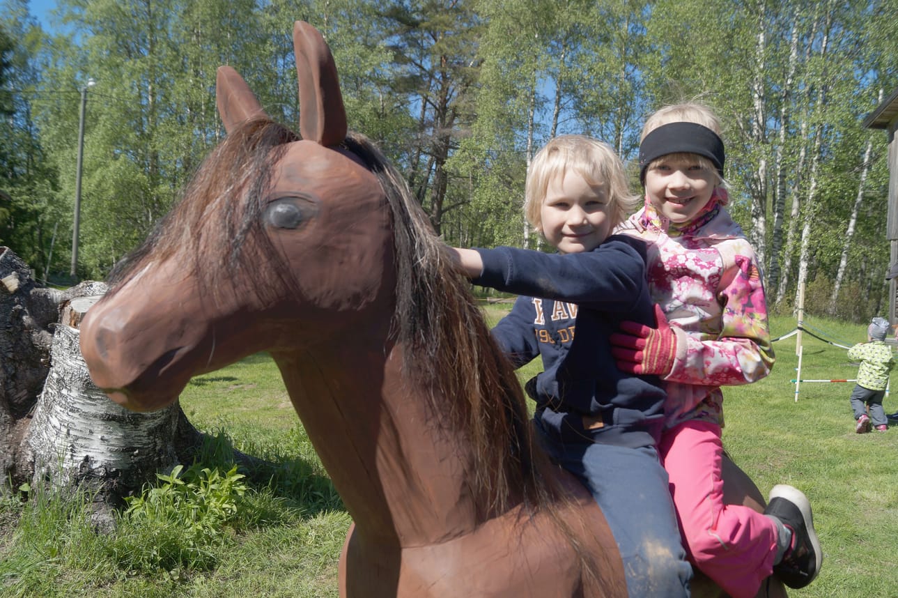 Sisarukset Joonas ja Sara Pahkasalo nimesivät lastenpihan uskollisen hepan Polleksi.