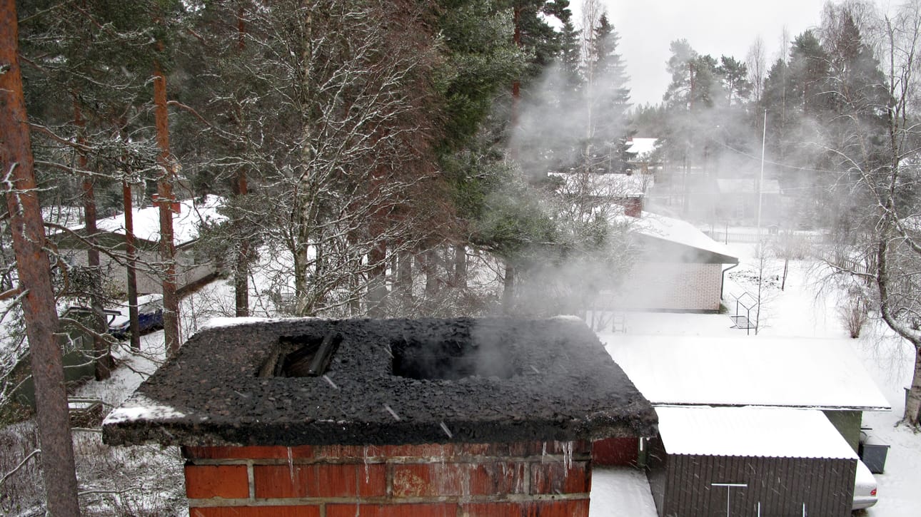 Puhtaan palamisen tunnistaa lähes värittömästä savusta. Pienpolttolaitteissa saa polttaa vain puhdasta, kuivaa puuta tai pellettiä.