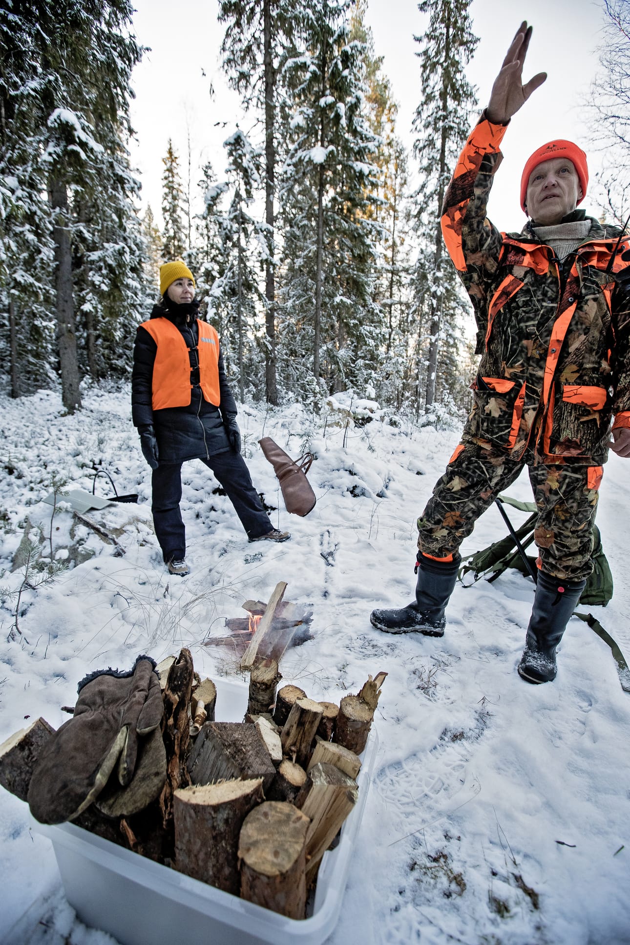 Hanna-Leena Mattila ja Reijo Pelkonen virittelivät passipaikalle nuotion.