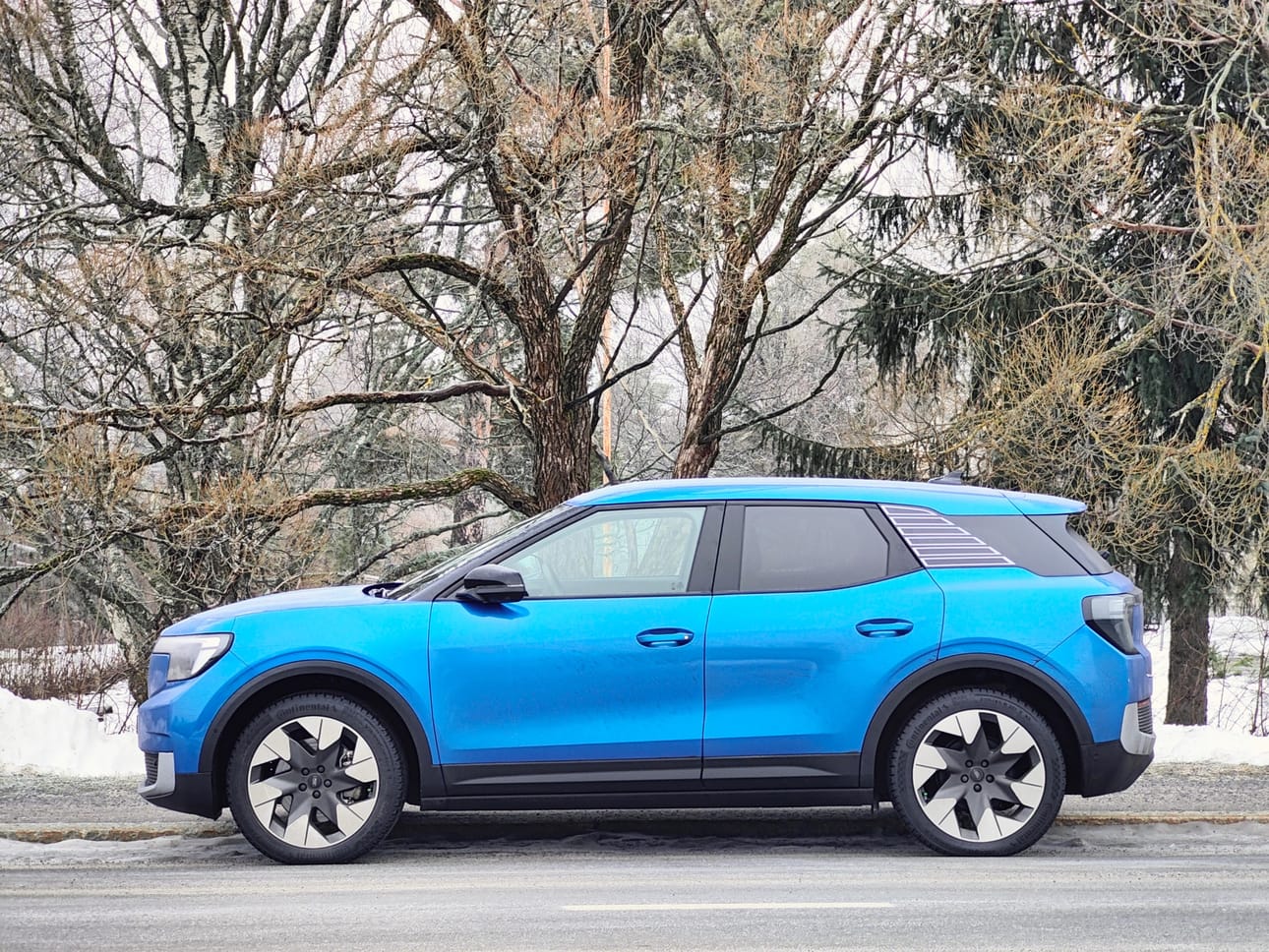 Ford Explorer on kauniisti muotoiltu SUV-luokan sähköauto. Tilat ja sähköteknologia ovat kunnossa, mutta tärkein eli ajotuntuma ei. Alle ei voi suositella nastattomia talvirenkaita. Kuva: Kari Pitkänen
