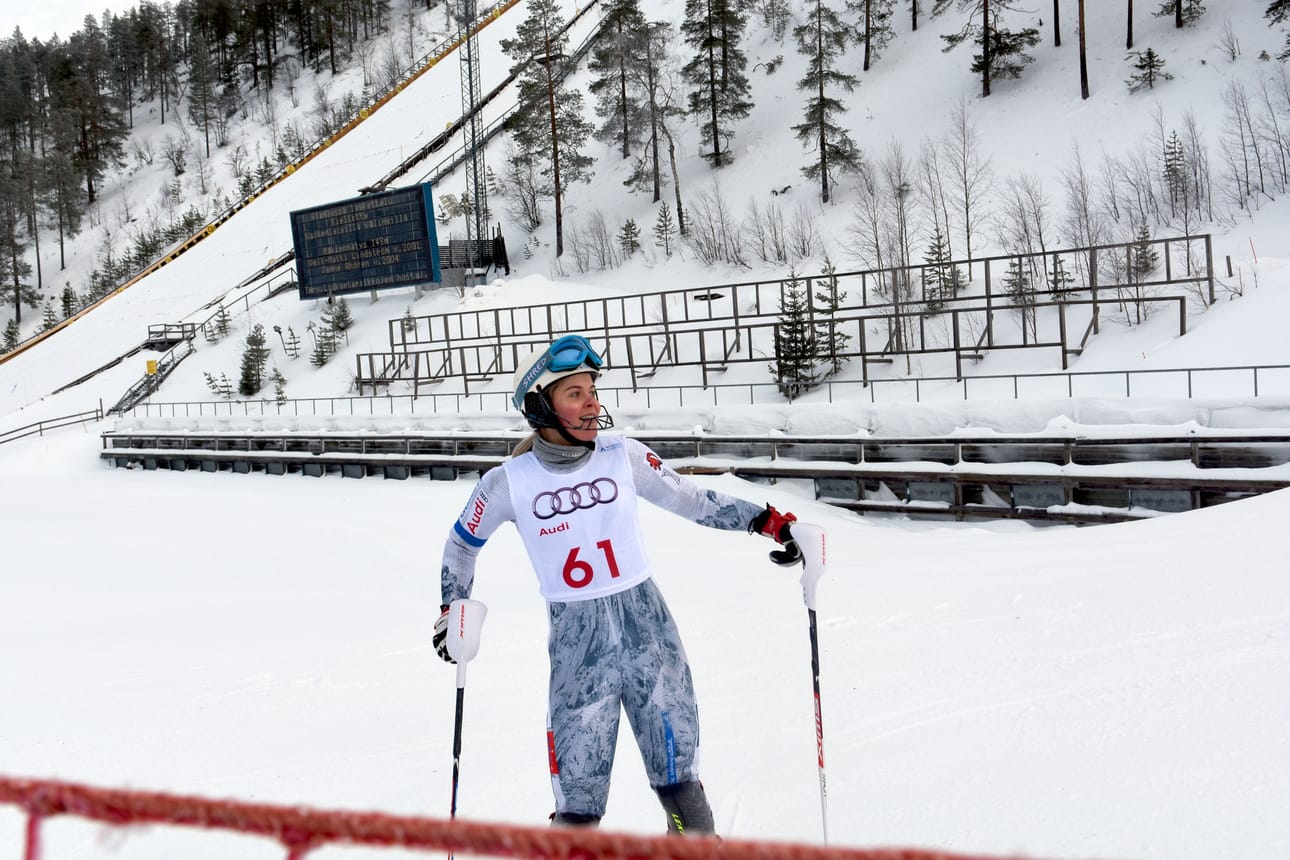 Hilla Hannola on yksi Rukan FIS-kisoihin osallistuvista alppihiihtäjistä. Kuvassa rovaniemeläinen FIS-kisoissa Rukalla reilu vuosi sitten tammikuussa 2017.