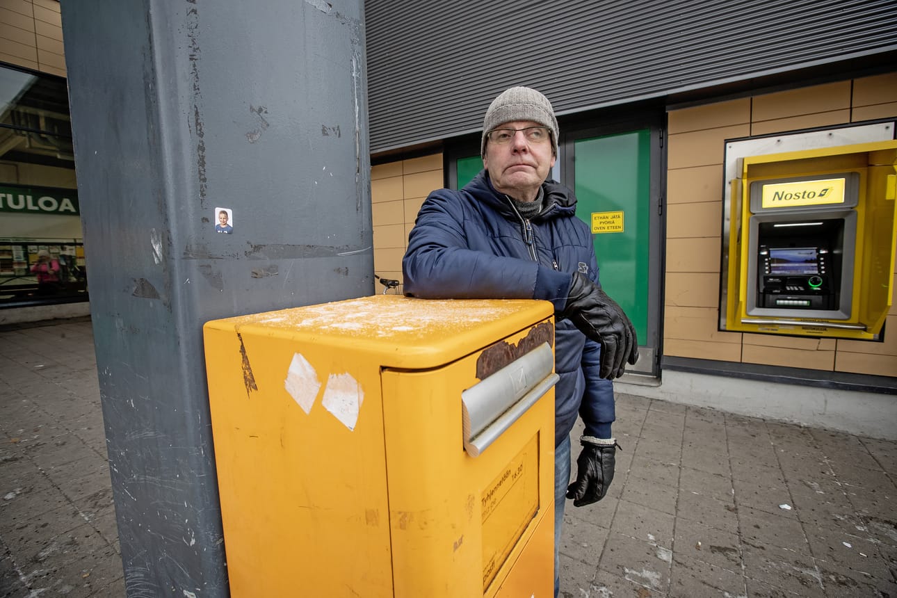 Luottamusmies Jaakko Niemi on työskennellyt Postilla jo 45 vuotta. Kirjepostinmäärä on vähentynyt, mutta muuta postia, kuten paketteja, lehtiä ja mainoksia riittää jaettavaksi. (Kuvatekstiä korjattu nimen ja tittelin osalta 13.11. 2019)