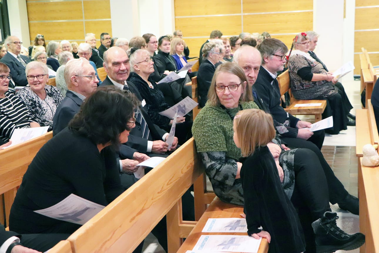 Pudasjärvellä juhlittiin itsenäisyyttä perinteiseen malliin. Lisää kuvia juhlasta Iijokiseudun verkossa www.iijokiseutu.fi.