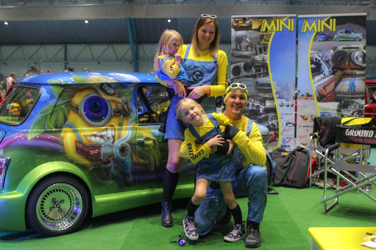 Benjamin Myllyluoma, Jaana Jussila ja lapset Ellinoora ja Meeri Westcoast motorshowssa vuonna 2019. - Tässä auto on Minions-teemassa, joten olemme puettuina samaan teemaan koko perhe, kertoo Benjamin Myllyluoma.