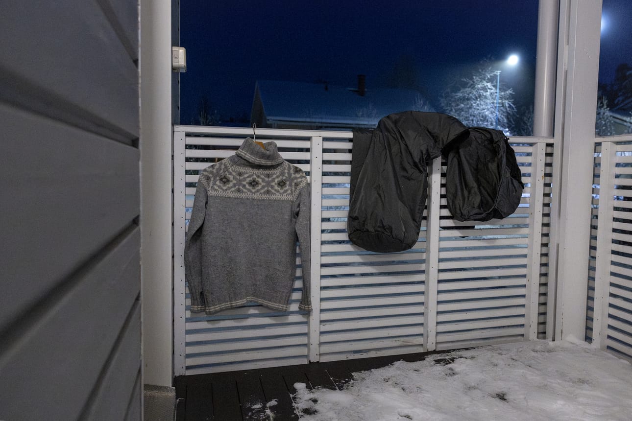 Yleensä toimiva keino päästä hajuista eroon on pitkä tuuletus ilmavassa paikassa valolta suojattuna.