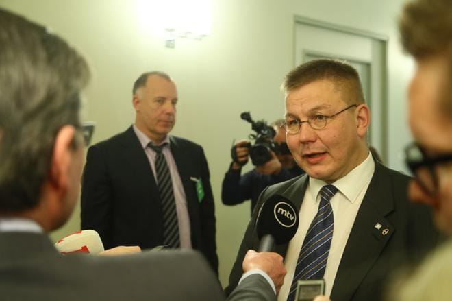 Kansanedustaja Juha Mäenpäällä (ps.) oli perustuslakivaliokunnassa avustajanaan lakimies Kari Uoti (vas.). KUVA: Mauri Ratilainen/Com.pic