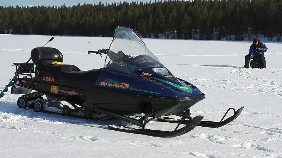 Iltapilkillä eilen ja samoin tänään. Jäät kestää ajaa kelkalla hyvin, n.70cm. Vuosi sitten kalaa pyydettiin veneellä sulilta vesiltä. Ei ole minunkaan muistissa näin pitkiä kelkkailu kelejä,saatikka pilkkijäitä. Taitaa mennä kesäkuun puolelle,että isot järvet sulavat. Toivottavasti tämä antaa mahdollisuuden tulla hyvä marjavuosi.