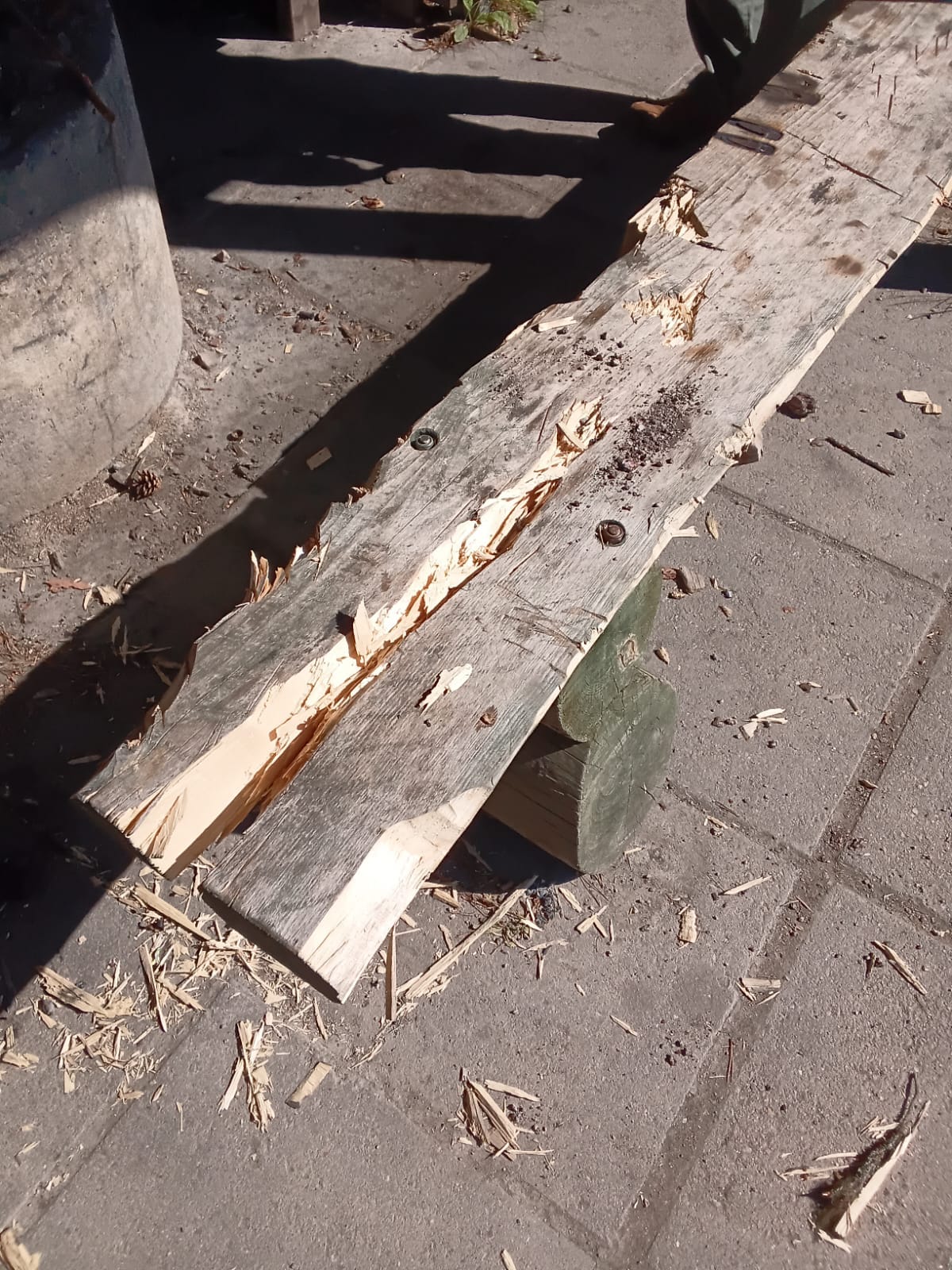 Lukija vieraili sunnuntaina 28.6. Säläisjärven rannalla olevalla laavulla ja huomasi siellä tehdyn ilkivallan. Puupenkki oli saanut kovaa kohtelua.