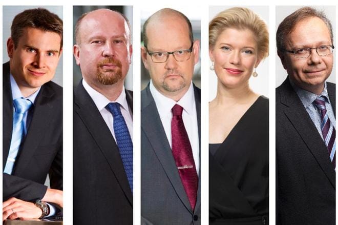 Talousnäkymien merkitystä hallitusneuvotteluissa arvioivat ekonomistit Jan von Gerich Nordeasta (vas.), Pasi Kuoppamäki Danske Bankista, Jaakko Kiander Ilmarisesta, Heidi Schauman Aktiasta ja Reijo Heiskanen OP-ryhmästä.