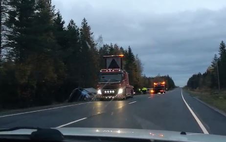 Hiekkakuorma levisi ojaan ulosajossa Kalajoella