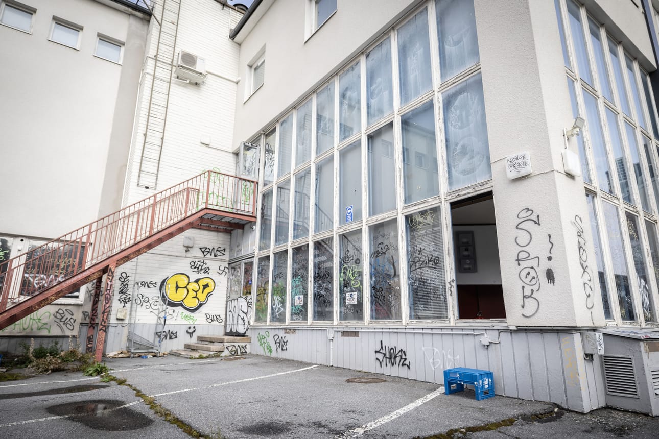 Ilkivallantekijät ovat töhrineet maakuntataloa jo keväästä saakka. Nyt kiinteistöön on jälleen murtauduttu ja paikkoja tuhottu sekä sotkettu.