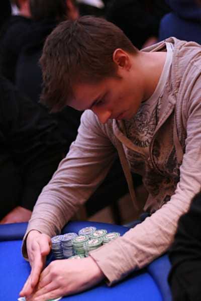Jere Kangas voitti yli 40 000 euroa pokerissa Helsingissä.