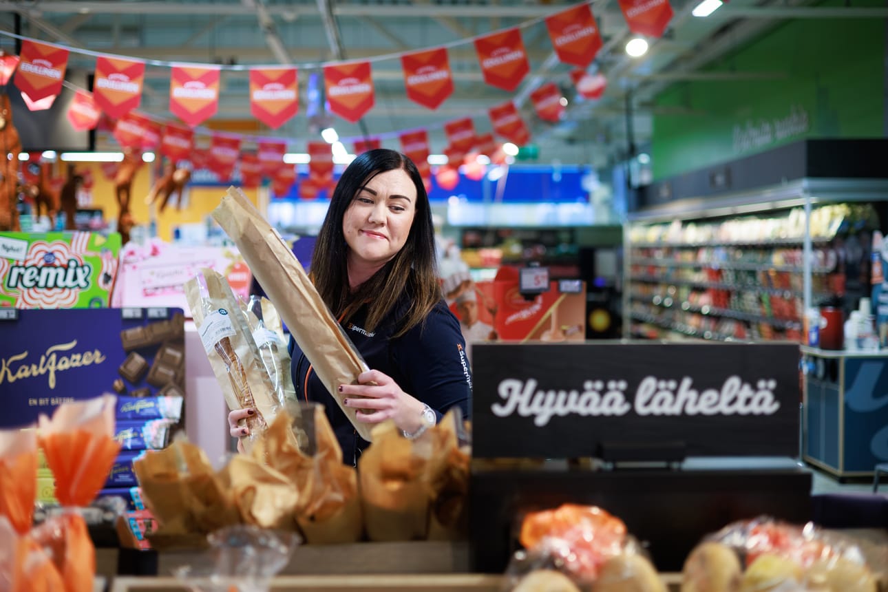 Ilmajoen K-Supermarketin leipäosaston vastaavan Kristiina Ojalan suosikkileipä on paistopisteen itsetehdyt aurajuustoleivät.