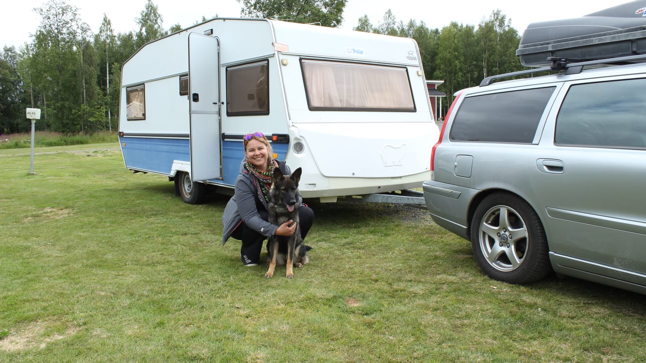 Perhe yöpyi Tornion leirintäalueella. Mukana matkalla oli myös saksanpaimenkoira Malla.